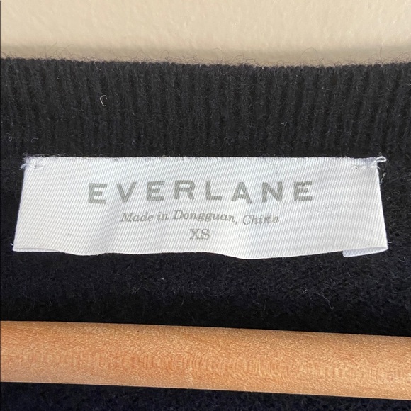 Everlane -The Cashmere V-Neck Sweater in True Black - Picture 10 of 11